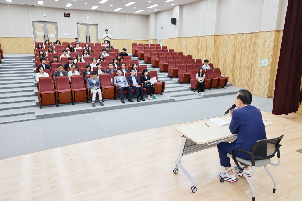 동남부4군 청소년 참여위원회와 박덕흠의원과의 간담회 이미지(3)