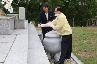 제8대 후반기 의장, 부의장 충혼탑 참배 대표이미지