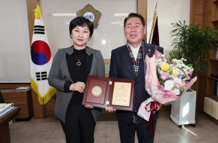 신현광의장 지방의회봉사상 수상 대표이미지